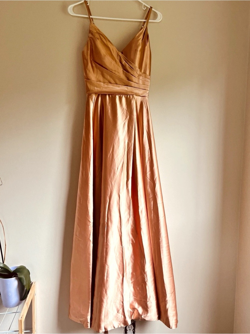 Elegant Satin Maxi Dress with V-Neck in Rose Copper